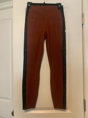 Vuori Rust/Black Leggings 25 inch, Sz Small
Excellent Condition